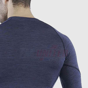 Camisa de compresión de gimnasio ajustada para hombre, cómoda con paneles de malla transpirable - Product Image 6