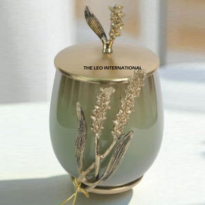 Boîte de stockage de nourriture en verre de qualité supérieure de couleur unique de forme élégante avec le couvercle supérieur de concepteur feuillu en métal plaqué or - Product Image 2