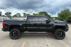 Chevrolet Silverado 1500 LTZ 4x4 2018 Usada en Buen Estado # 111 de 500 Black Ops Edition, Motor V8 de 6.2 Litros, Propiedad de Tennessee - Product Image 2