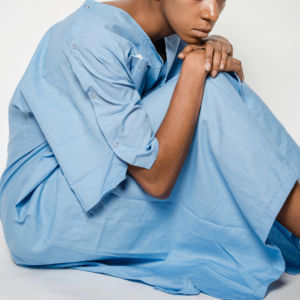 Venta al por mayor 100% poliéster tejido de longitud completa batas de hospital para hombres mujeres llano pacientes batas todas las tallas de alta calidad Hospital - Product Image 1