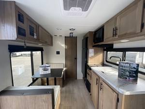 Ahora en Venta: Remolque de Viaje Usado Forest River RV Cherokee Wolf Pup 16FQW 2025, de Acero Inoxidable, Ligero e Impermeable - Product Image 2