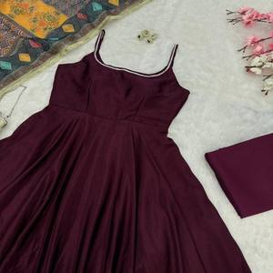 Traje Anarkali VASTRA COTTAGE de Chinon Puro con Falda Amplia, Algodón Suave, Borde de Encaje con Estampado Digital, Parte Inferior Completamente Cosida - Product Image 2