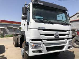 Camión Tractor Usado Sinotruk Euro2 Diésel 6X4 con Volante a la Izquierda, HOWO de 10 Ruedas, con Capacidad de Carga de 21-30T y 371hp - Product Image 2