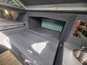 Caravane moderne légère de type teardrop pour camping-car, utilisation tout-terrain 4x4, capacité 2 personnes, cuisine en acier inoxydable, 1010 kg - Product Image 4