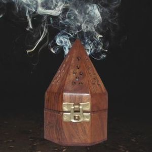 Soportes de madera hechos a mano con detalles de estilo árabe tradicional y malla de latón de primera calidad para quemar Oud - Product Image 1