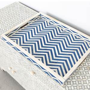 Ensemble de plateaux de service en bois élégants avec des plateaux légers et durables au design en chevron bleu, parfaits pour la salle à manger, la cuisine et la décoration intérieure - Product Image 4