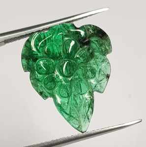 Pendentifs larme en forme de feuille d'émeraude sculptée en forme de pierre précieuse pour la fabrication de bijoux Emerald Mughal Art By Zubeda Gems - Product Image 1