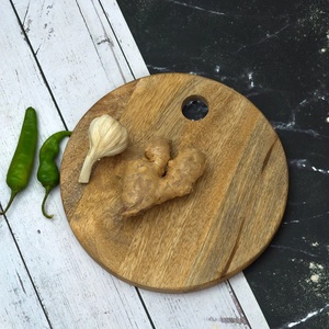 Planche à découper ronde avec trou de suspension, surface épaisse et lisse, idéale pour couper, servir des collations et décorer la cuisine avec style - Product Image 1