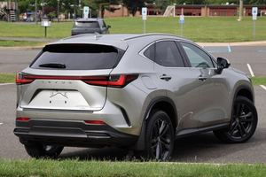 Super Clean 2025 Lexus NX Hybrid con llantas de aleación Asientos de cuero Sistema de navegación Arranque remoto Techo solar Asientos calefactables - Product Image 2