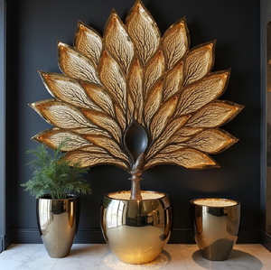 Ensemble de décoration murale majestueux en plumes de paon dorées avec des vases de sol assortis. Disponible à prix de gros. - Product Image 1