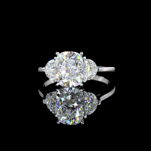 Anillo de Compromiso de Tres Piedras con Corte Cojín de 2.51 Quilates, Oro Blanco de 14K, Diamante Cultivado en Laboratorio, Anillo de Novia - Product Image 3