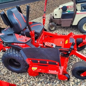 เครื่องตัดหญ้าแบบนั่งขับ Gravely ZTHD52 นิ้ว แบบ Zero Turn ขนาด 23 แรงม้า เครื่องยนต์ V Twin เหมาะสำหรับการดูแลรักษาสนามหญ้าขนาดใหญ่ พร้อมกำลังขับที่ทรงพลังและสม่ำเสมอ - Product Image 1