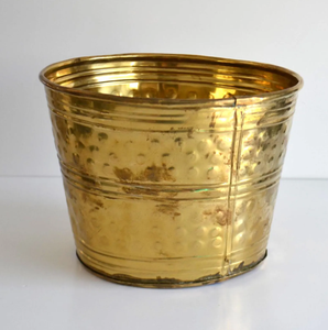 Maceta de Latón de Alta Calidad con Acabado Antiguo y Martillado, Diseño Moderno y Elegante, Maceta Decorativa para Jardín que Eleva la Estética - Product Image 1