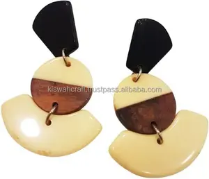 Boucles d'oreilles créoles rondes en résine d'acacia de créateur moderne avec diamant en résine et perle pour les fêtes et les mariages. - Product Image 1