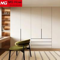 Armoire blanche moderne, placard personnalisé, intérieur en bois, meubles de chambre à coucher intégrés, porte à charnières, armoire avec accessoires