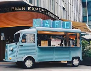 Remorque à chevaux rustique en aluminium et fibre de verre avec bar intégré et refroidisseurs, transformée en <span class=keywords><strong>camion</strong></span>-restaurant unique <span class=keywords><strong>pour</strong></span> servir des boissons artisanales - Product Image 3