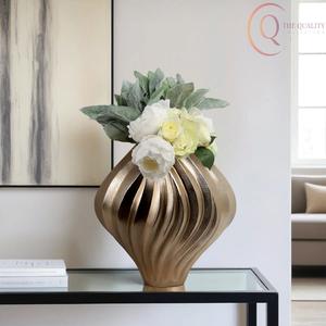 Vase décoratif moderne en métal pour table, conçu pour les intérieurs élégants et les espaces de vie stylés - Product Image 1