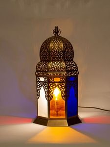 Lanterne de Ramadan en métal brillant avec fonction LED offrant un éclairage sûr et efficace pour les nuits de Ramadan - Product Image 2