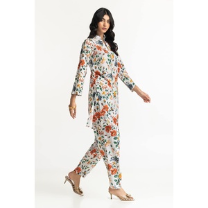 Conjunto coordinado de mujer con estampado multi-dobby en tela satinada - Product Image 3