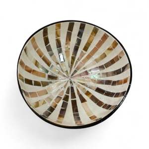 Tazón de Cáscara de Coco Estilo Bohemio con Incrustaciones de Nácar, Artesanía Natural Hecha a Mano para Mesa de Comedor, de Vietnam - Product Image 2