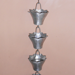 Cadena de Lluvia Decorativa Moderna de Aluminio Plateado con Recubrimiento de Polvo Negro Hecha a Mano para Jardín, Fabricante de India - Product Image 4