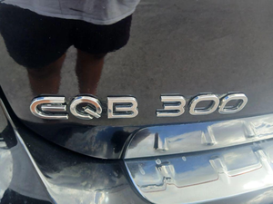 PREMIÈRE MAIN TROUSSURE 2024 MERCEDES-BENZ EQB 300 4MATIC VOITURE D'OCCASION ÉTAT PARFAIT - Product Image 2