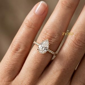 แหวนหมั้นทรงลูกแพร์ประดับเพชรแบบปาเว่ ทองคำ 18K - Product Image 1