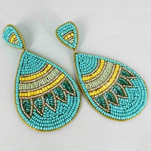 Boucles d'oreilles pendantes classiques faites à la main, broderie de perles de rocaille, design feuille, style orthodoxe indien, JAVED HANDICRAFTS, Saint-Valentin - Product Image 1