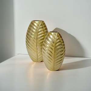 Florero de metal de aluminio con diseño de hoja minimalista moderno - Product Image 4