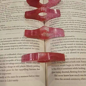 Soporte para páginas de libros de resina, agarre para los dedos, accesorio de lectura duradero y cómodo, perfecto para libros, materiales de estudio, diarios y novelas - Product Image 1