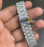 Rehaussez votre style avec notre montre à breloques hip-hop en acier inoxydable, dotée d'un cadran analogique, d'un verre en cristal et d'un design à barres noires, mouvement mécanique ETA.