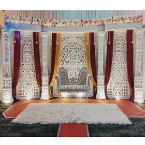 Impresionante escenario de boda con ricos paneles de detalles Gran escenario de boda tallado con sofá Configuración de escenario de recepción Blanco clásico - Product Image 1