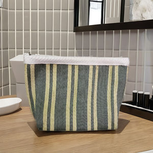 Pochettes cosmétiques fantaisie, étuis de maquillage tendance en nylon avec fermeture éclair et fermoir, écologiques, fabriqués à Mumbai - Product Image 1