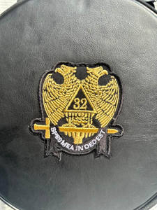 Étui en cuir souple pour régalia maçonnique avec broderie motif équerre et compas, personnalisable OEM/ODM, étanche IP67, fermeture à boucle pliable - Product Image 4