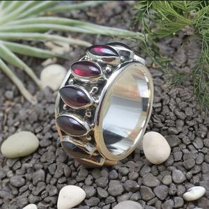 Bague classique en argent sterling 925 de Krittika Jewelers, style statement, faite à la main, avec pierre précieuse grenat, sertie en bélière, pour femmes - Product Image 1