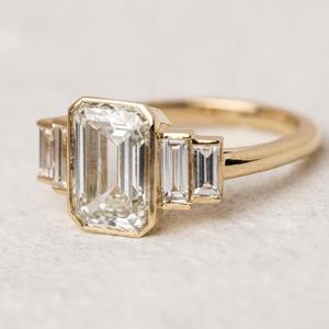 Anillo de Compromiso de Cinco Piedras con Corte Esmeralda y Corte Baguette, Anillo de Moissanita con Piedras Laterales, Plata de Ley 925 con Engaste de Bisel, Anillo de Regalo de Compromiso - Product Image 3