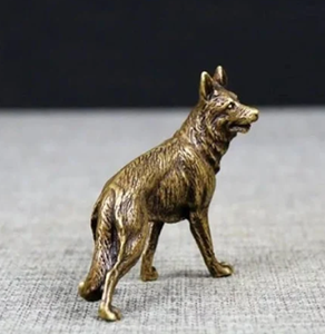 Estatuilla de animal de metal de lobo pequeño elegante, decoración elegante y artística para salas de estar disponibles a precio al por mayor - Product Image 1