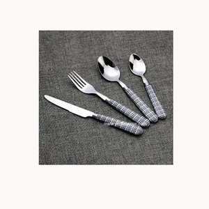 Cubiertos de níquel plateado de acero inoxidable de diseño elegante con cubiertos de mango de diseño de cuadros blancos y azules en varios tamaños - Product Image 1