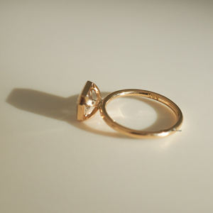 Bague solitaire Moissanite allongée à coupe radiante en 9x6 MM avec orientation est-ouest et facettes de glace pilée en argent 925 - Product Image 3