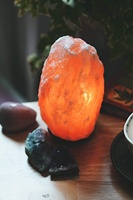 Natürliche Himalaya Dunkelrosa Salzlampe 2-3Kg Handgeschnitzt Echte Berührung Runde Nachtlichtlampe Liebesstil Schlafzimmer Heimdekoration