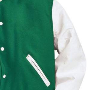 Veste universitaire américaine avec logo personnalisé, corps en laine et manches en cuir rouge, avec bordure côtelée rayée et fermeture à boutons-pression - Product Image 3