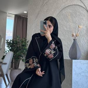 Abaya en soie sur mesure en gros, Dubaï, manches bouffantes, satin anti-froissement, fabrication artisanale, robe musulmane élégante et luxueuse pour femmes de petite taille - Product Image 2