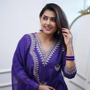 Conjunto Kurti de mujer encantadora de calidad premium con pantalones Palazzo que fluyen elegancia disponible a granel - Product Image 1