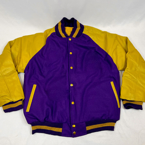 Blouson universitaire pour homme Omega en cachemire violet et manches en cuir véritable doré, style grec, pour fraternité - Product Image 4