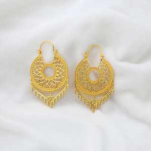 ต่างหูห้อยทรงกลมดีไซน์ดอกบัวชุบทอง 18K แฟชั่นทันสมัย ผลิตจากทองเหลือง รับรองโดยบุคคลที่สาม เหมาะสำหรับทั้งชายและหญิง - Product Image 4