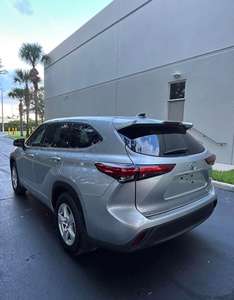 Toyota Highlander SUV 2022 d'occasion, options de boîte de vitesses manuelle et automatique, intérieur en cuir foncé, R17 Turbo 4L 8L Essence/Électrique en option - Product Image 2