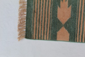 Alfombra Dhurrie de algodón tejida a mano artesanal india, técnica trenzada de 2x6 pies, patrón geométrico en zigzag disponible en varios colores para el hogar - Product Image 3