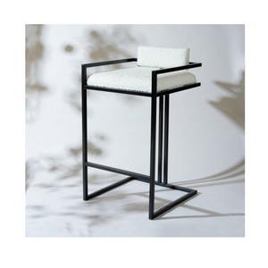 Tabouret en fer confortable avec dessus de coussin épais parfait pour les chambres à coucher et les longues heures d'utilisation quotidienne à la maison - Product Image 6