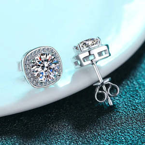 Pendientes de Plata de Ley con Moissanita Certificada GRA D VVS1, Diseño Solitario Halo Cuadrado Starlight Bliss, 2 Ct / Par - Product Image 2
