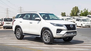 สำหรับรถยนต์ Hilux SUV 7 ที่นั่ง เครื่องยนต์ดีเซล เกียร์อัตโนมัติ ไฟหน้า LED ยาง R18 พวงมาลัยซ้าย หลังคาซันรูฟ สีขาวภายนอก - Product Image 4